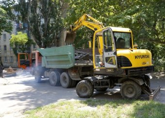 Через 40 лет жители Лунного переулка в Одессе увидели ремонт дороги (фото)
