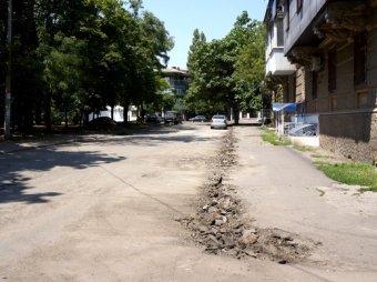 Через 40 лет жители Лунного переулка в Одессе увидели ремонт дороги (фото)