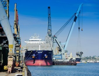 Мощный самоходный плавкран «Богатырь» готовится к работе в Ильичевском порту