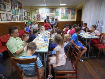 Торжественно закрыта первая смена общественного лагеря «Луч надежды» для детей из малообеспеченных семей