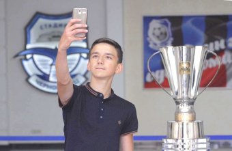 Любители футбола устроили селфи на фоне суперкубка (фото)