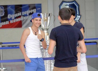Любители футбола устроили селфи на фоне суперкубка (фото)