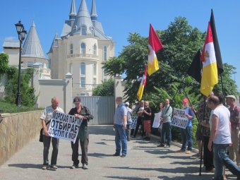 Общественники пикетировали киваловский «Замок Гарри Поттера»