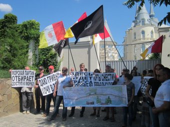 Общественники пикетировали киваловский «Замок Гарри Поттера»
