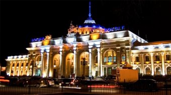 Одесский железнодорожный вокзал ежедневно обслуживает около 10 тыс. пассажиров