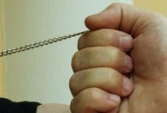 Обладательница золотой цепочки стала жертвой любителя пожить за чужой счет