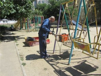 «Батькивщина» помогает властям Одессы ремонтировать детские площадки