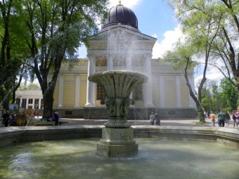 Выставка политической карикатуры открылась на Соборной площади Одессы