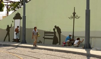 Стильный стрит-арт на подпорной стене разворотного кольца в Аркадии (фото)