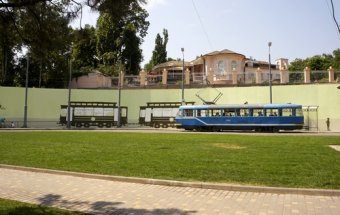 Стильный стрит-арт на подпорной стене разворотного кольца в Аркадии (фото)