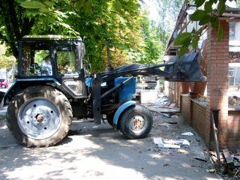 К сносу незаконно установленных торговых ларьков присоединился суд (фото)