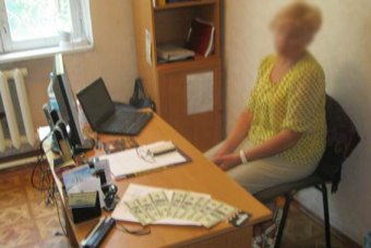  На взятке в 800 долларов погорела чиновница в Одесской области: Фото с места  события