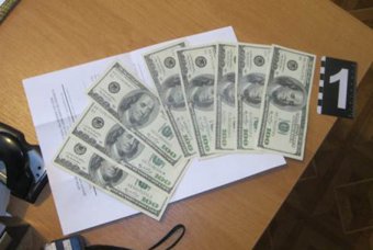  На взятке в 800 долларов погорела чиновница в Одесской области: Фото с места  события