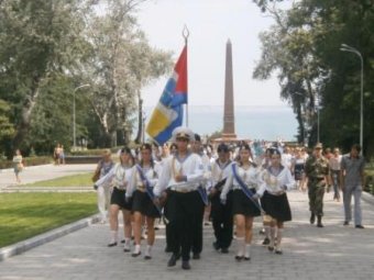 Почетную Вахту Памяти на Аллее Славы приняли школьники Суворовского района Одессы (фото)