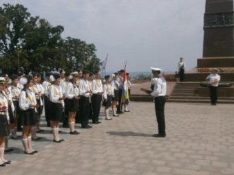 Почетную Вахту Памяти на Аллее Славы приняли школьники Суворовского района Одессы (фото)