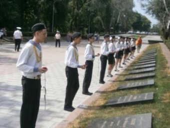 Почетную Вахту Памяти на Аллее Славы приняли школьники Суворовского района Одессы (фото)