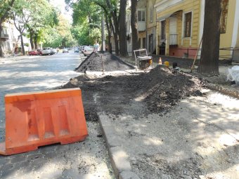 На Льва Толстого ремонтируют пешеходную зону