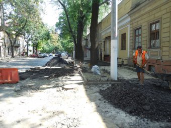 На Льва Толстого ремонтируют пешеходную зону