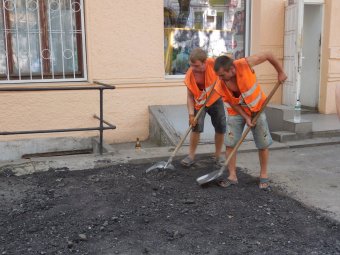 На Льва Толстого ремонтируют пешеходную зону