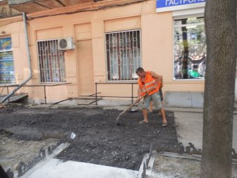 На Льва Толстого ремонтируют пешеходную зону