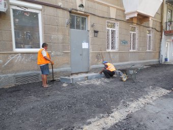 На Льва Толстого ремонтируют пешеходную зону