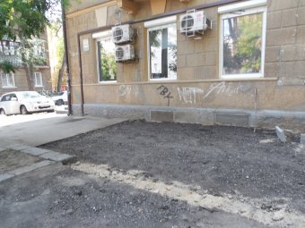На Льва Толстого ремонтируют пешеходную зону