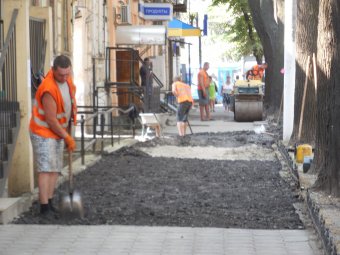 На Льва Толстого ремонтируют пешеходную зону