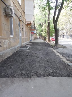 На Льва Толстого ремонтируют пешеходную зону
