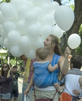 Белые шары – как капли грудного молока… (фото)