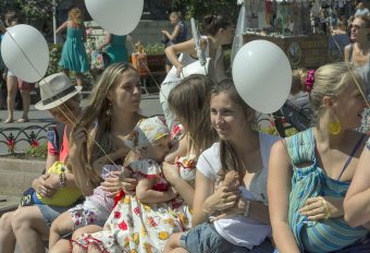 Белые шары – как капли грудного молока… (фото)