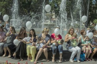 Белые шары – как капли грудного молока… (фото)