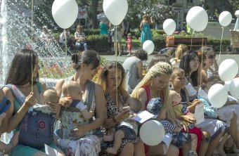 Белые шары – как капли грудного молока… (фото)