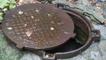В Одессе продолжают воровать люки и решетки