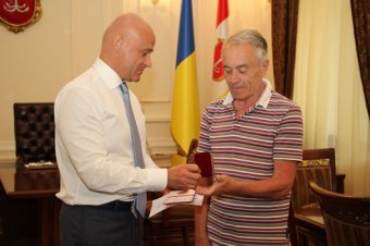 Мэр Одессы отметил почетной наградой известного футболиста Владимира Нечаева (фото) 