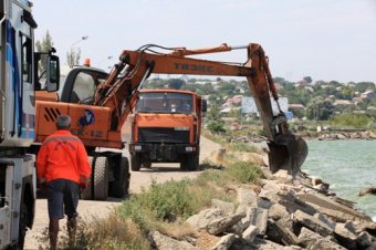 Власти Одессы проводят работу по предотвращению прорыва Хаджибеевской дамбы (фото)