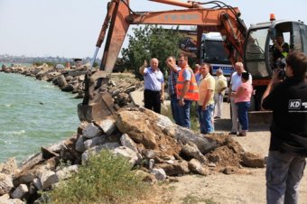 Власти Одессы проводят работу по предотвращению прорыва Хаджибеевской дамбы (фото)