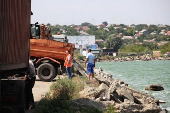 Власти Одессы проводят работу по предотвращению прорыва Хаджибеевской дамбы (фото)