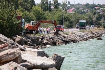Власти Одессы проводят работу по предотвращению прорыва Хаджибеевской дамбы (фото)
