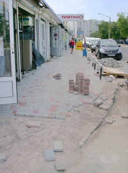 Малиновский рынок благоустраивает прилегающую территорию  (фото)