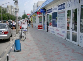 Малиновский рынок благоустраивает прилегающую территорию  (фото)