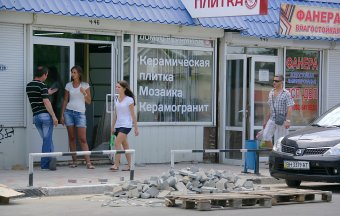 Малиновский рынок благоустраивает прилегающую территорию  (фото)