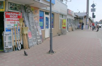 Малиновский рынок благоустраивает прилегающую территорию  (фото)