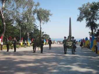 На Аллее славы почтили день начала обороны Одессы от нацистских захватчиков (фото)