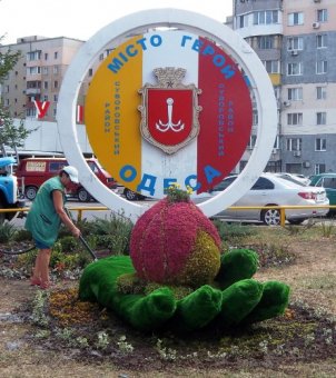 В Одессе появилась новая топиарная фигура «Рука с цветком» (фото)