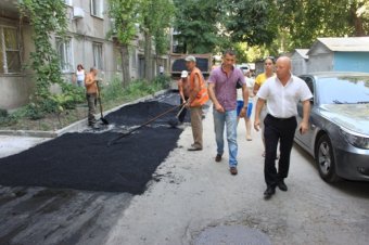 Первый вице-мэр Одессы проверил благоустройство двора на Канатной. Что сказали ему жители? (фото) 