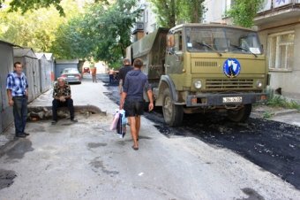 Первый вице-мэр Одессы проверил благоустройство двора на Канатной. Что сказали ему жители? (фото) 