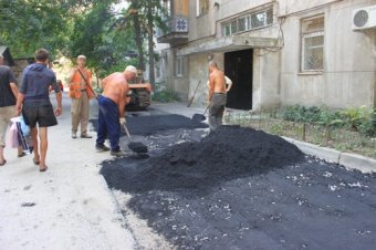 Первый вице-мэр Одессы проверил благоустройство двора на Канатной. Что сказали ему жители? (фото) 
