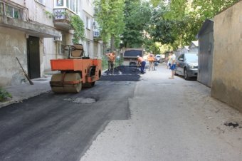 Первый вице-мэр Одессы проверил благоустройство двора на Канатной. Что сказали ему жители? (фото) 