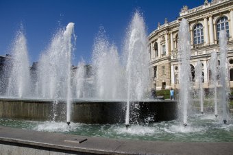 На Театральной площади после реконструкции заработал фонтан (фото)