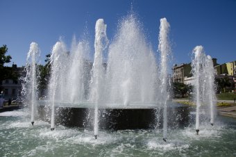 На Театральной площади после реконструкции заработал фонтан (фото)